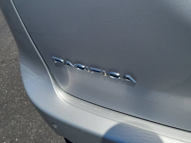 Used 2024 Chrysler Pacifica Touring-L FWD image 8