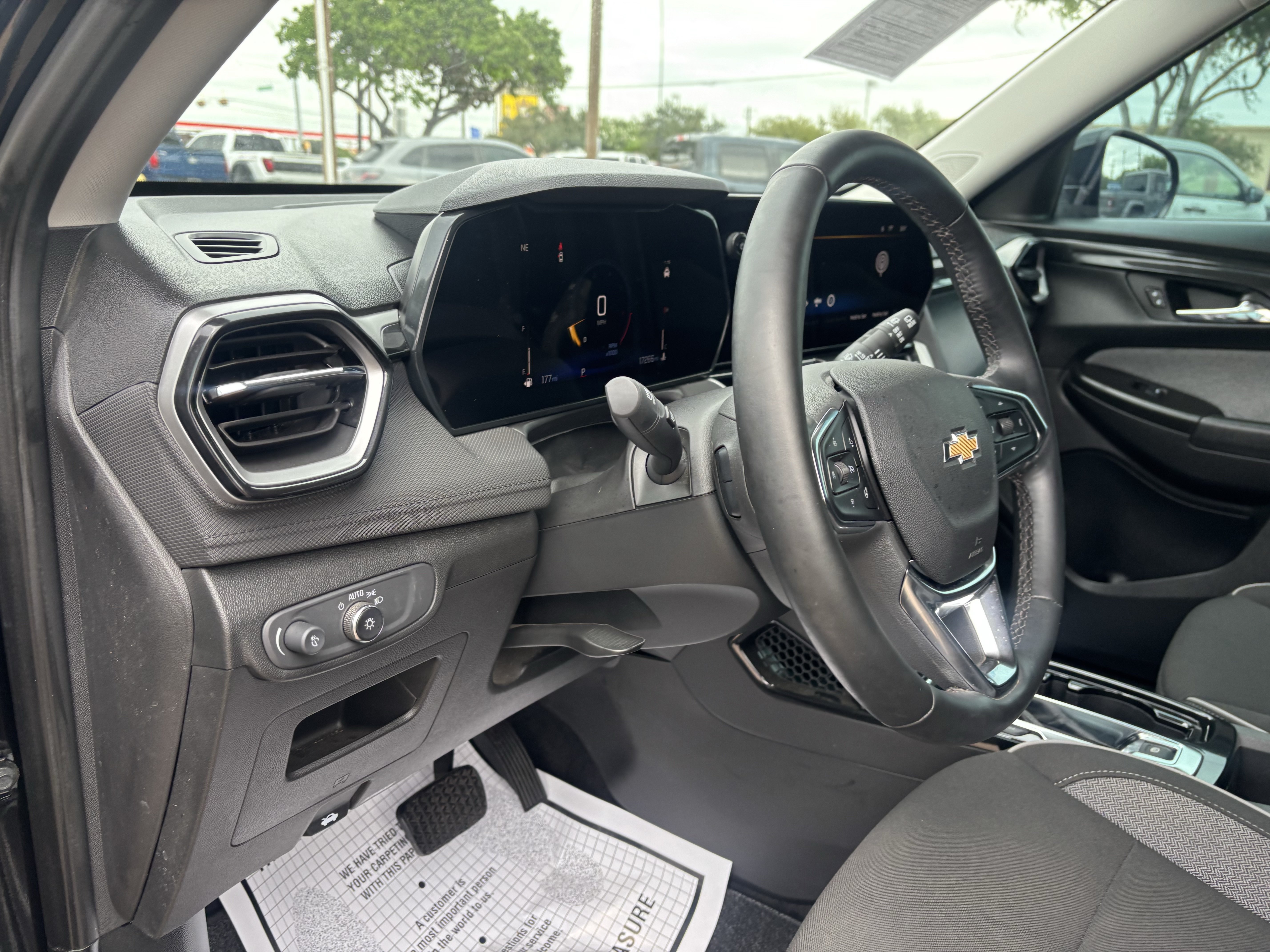 Used 2025 Chevrolet TrailBlazer LT w/ Convenience Package FWD image 11