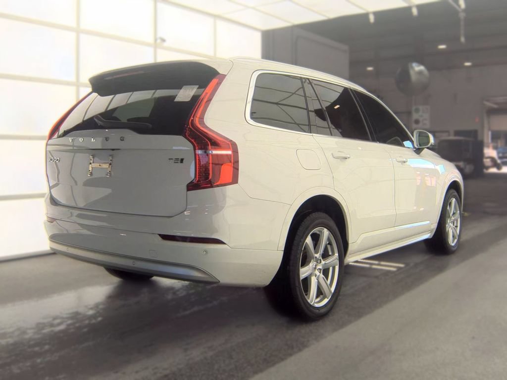 Used 2022 Volvo XC90 T5 Momentum AWD/4WD image 2