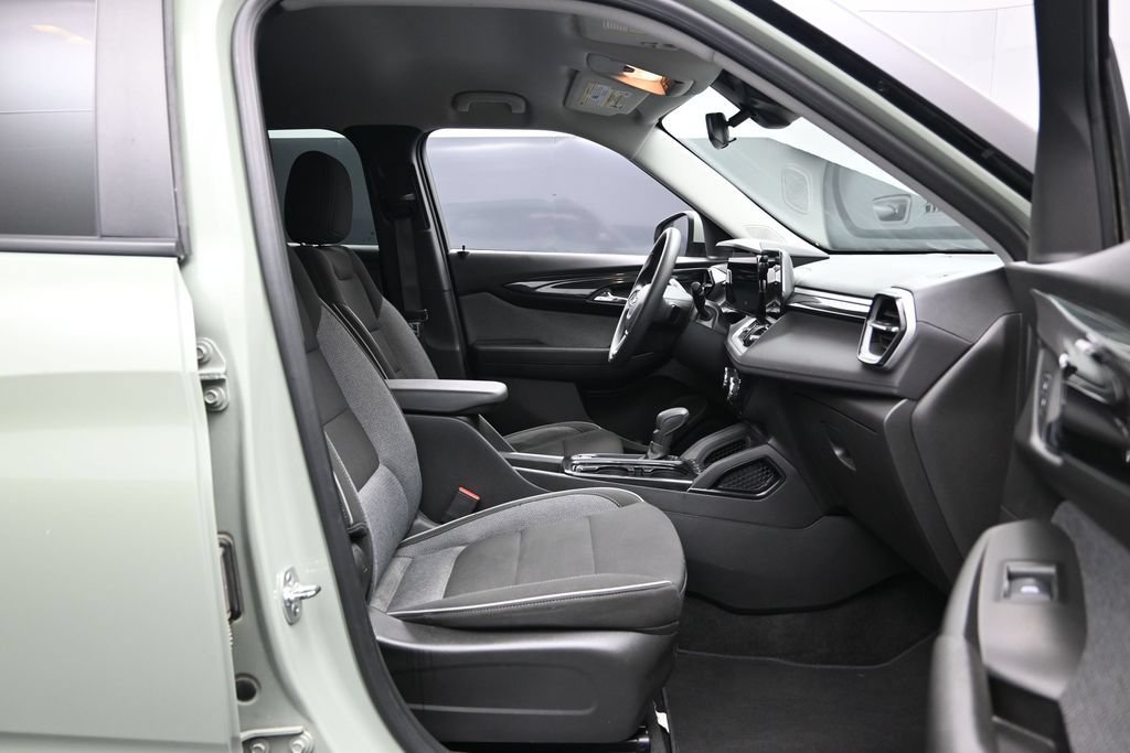 Used 2025 Chevrolet TrailBlazer LT AWD/4WD image 17