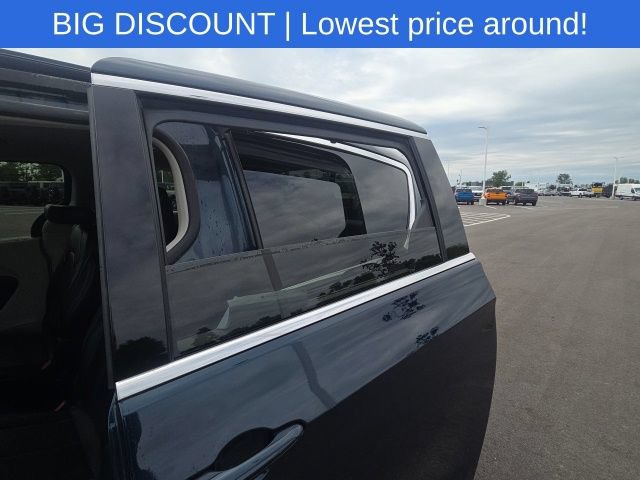 Used 2023 Chrysler Pacifica Touring-L FWD image 18