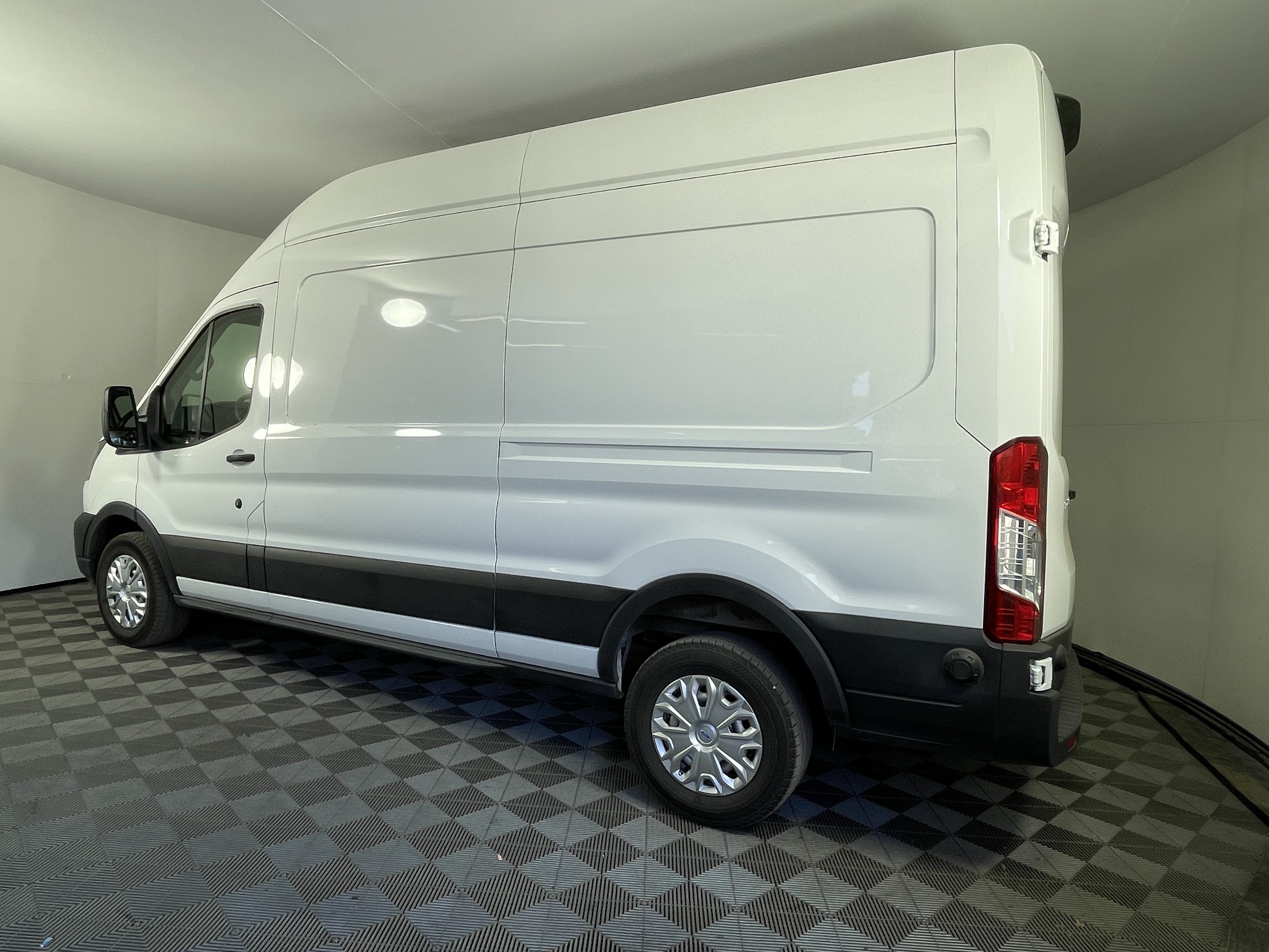 Certified 2025 Ford Transit 250 148 High Roof RWD image 3