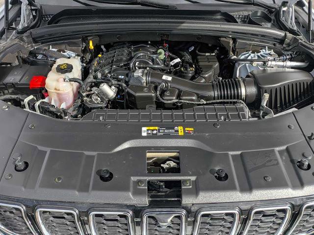 Used 2025 Jeep Grand Cherokee Limited w/ Luxury Tech Group II image 14