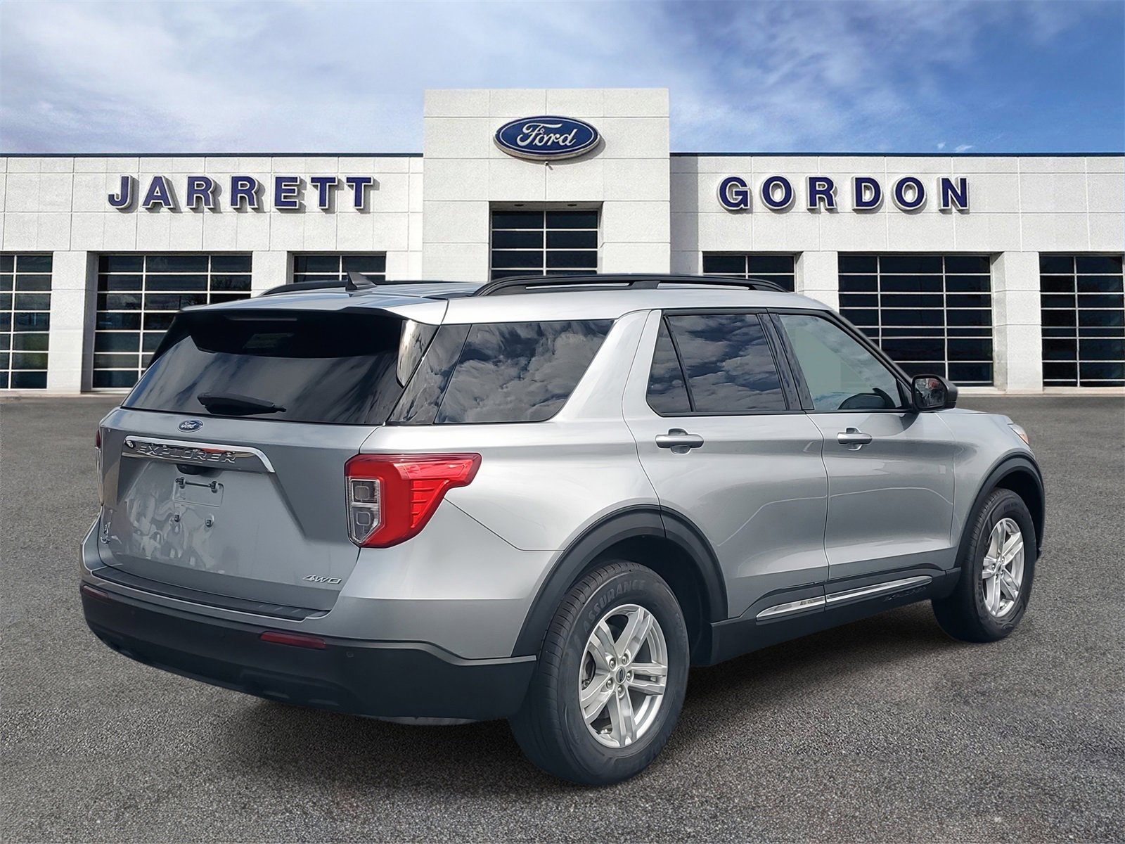 Certified 2023 Ford Explorer XLT image 3