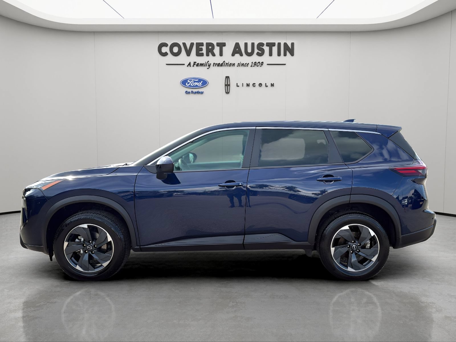 Used 2024 Nissan Rogue SV FWD image 2