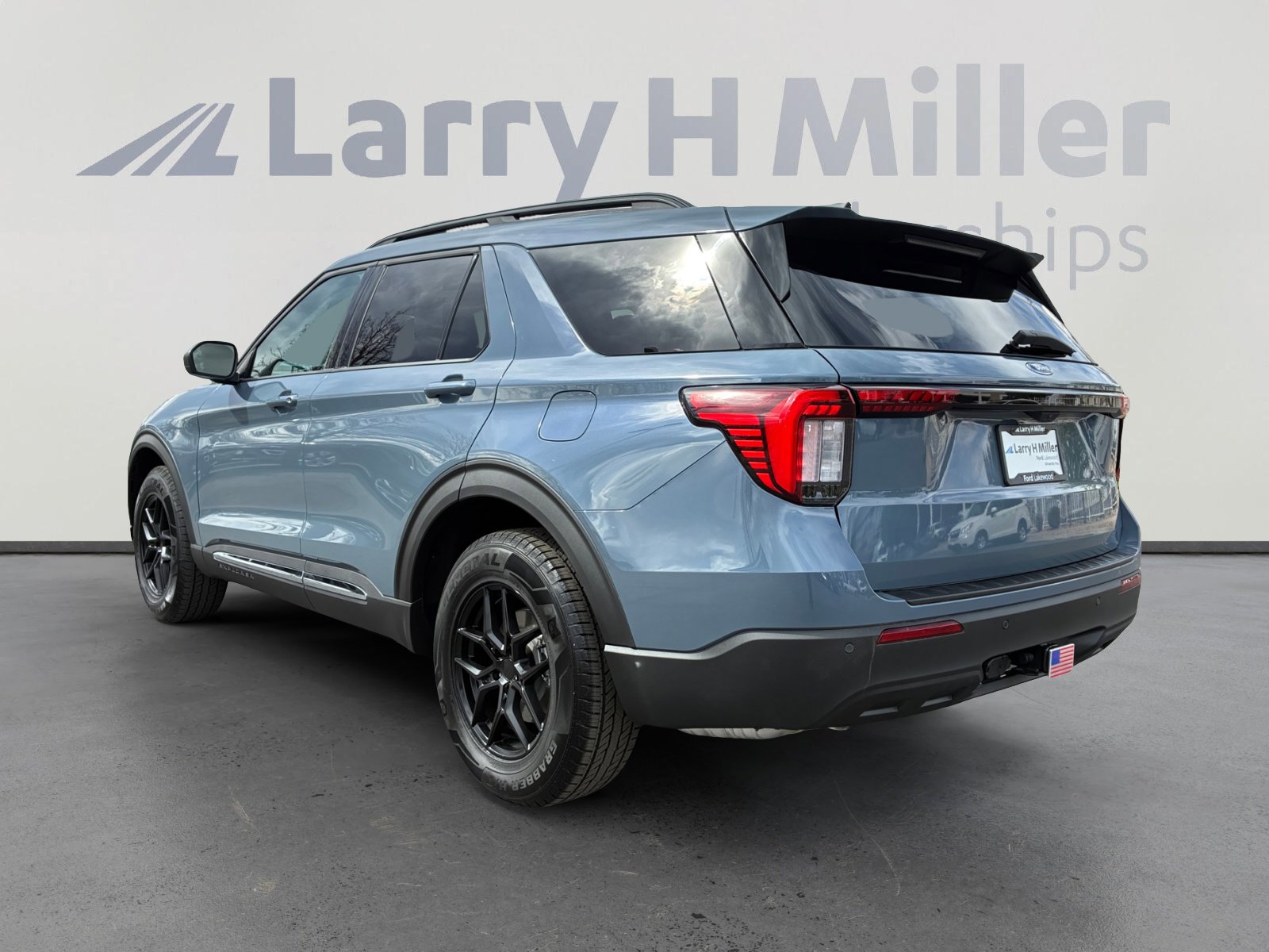 Certified 2025 Ford Explorer Active AWD/4WD image 3