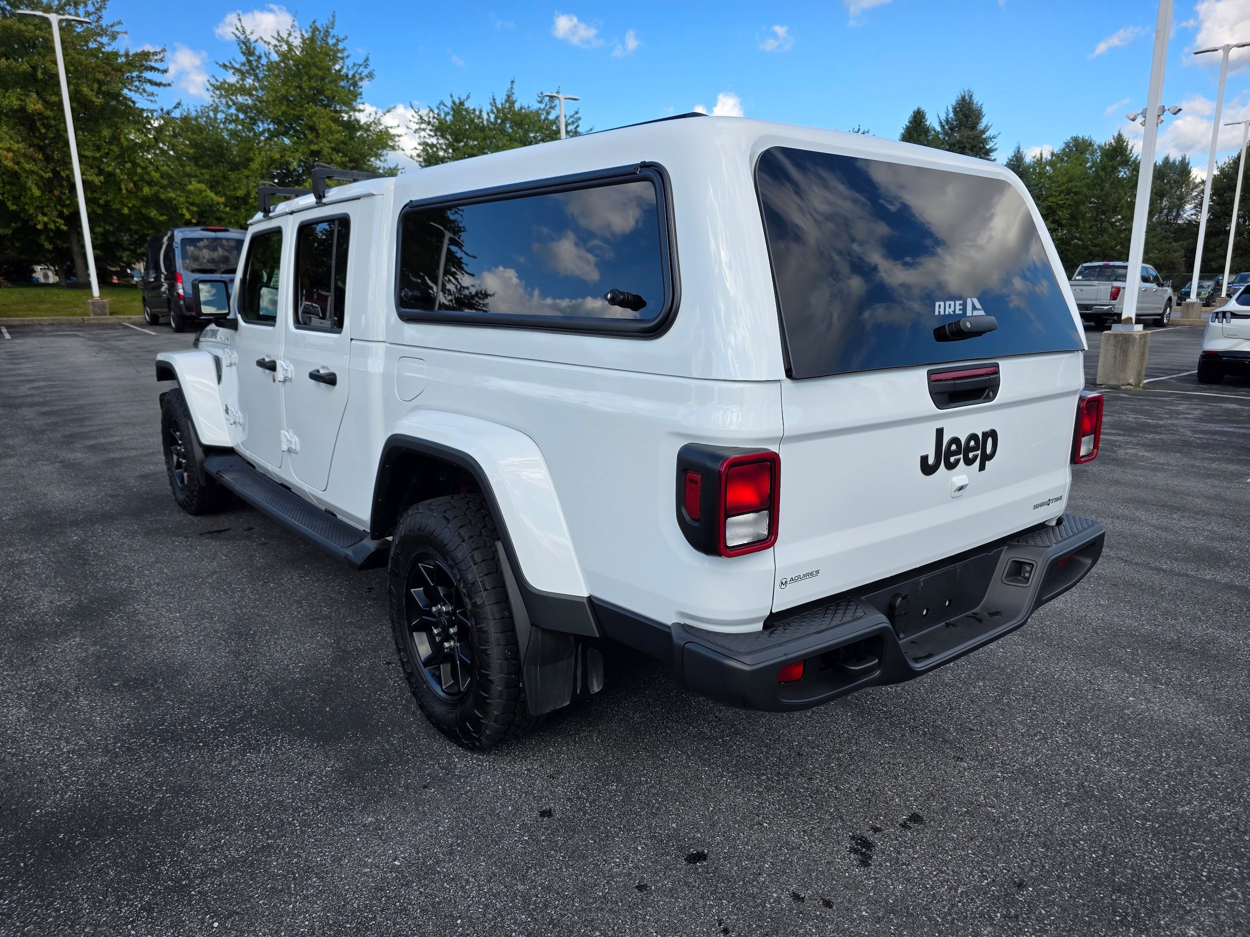 Used 2025 Jeep Gladiator Sport AWD/4WD image 3