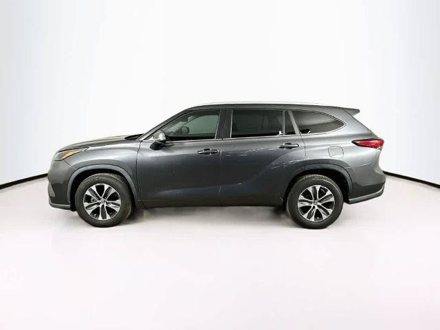 Used 2023 Toyota Highlander XLE FWD image 3