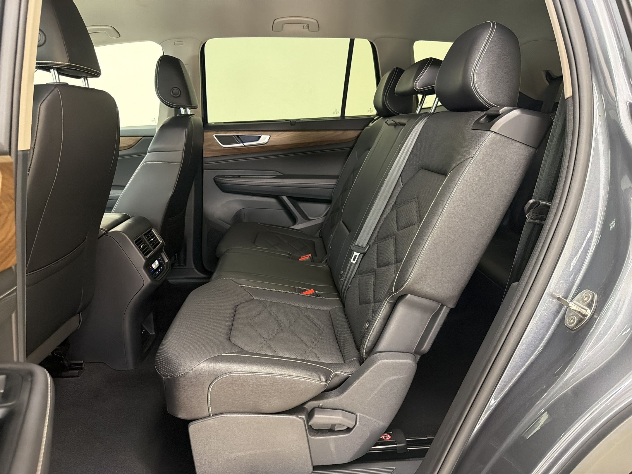 Used 2025 Volkswagen Atlas SE FWD image 23