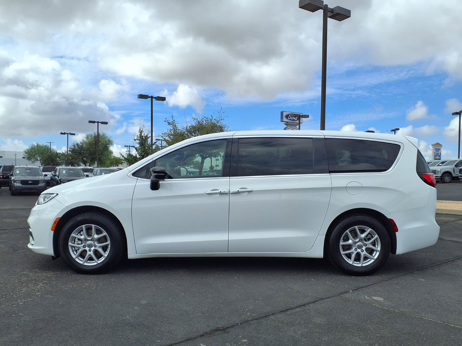 Used 2025 Chrysler Pacifica Select FWD image 3