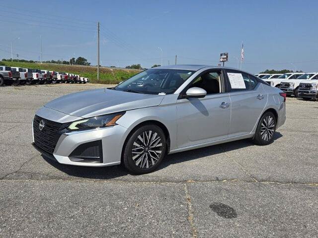 Used 2023 Nissan Altima 2.5 SV w/ SV Premium Package FWD image 3
