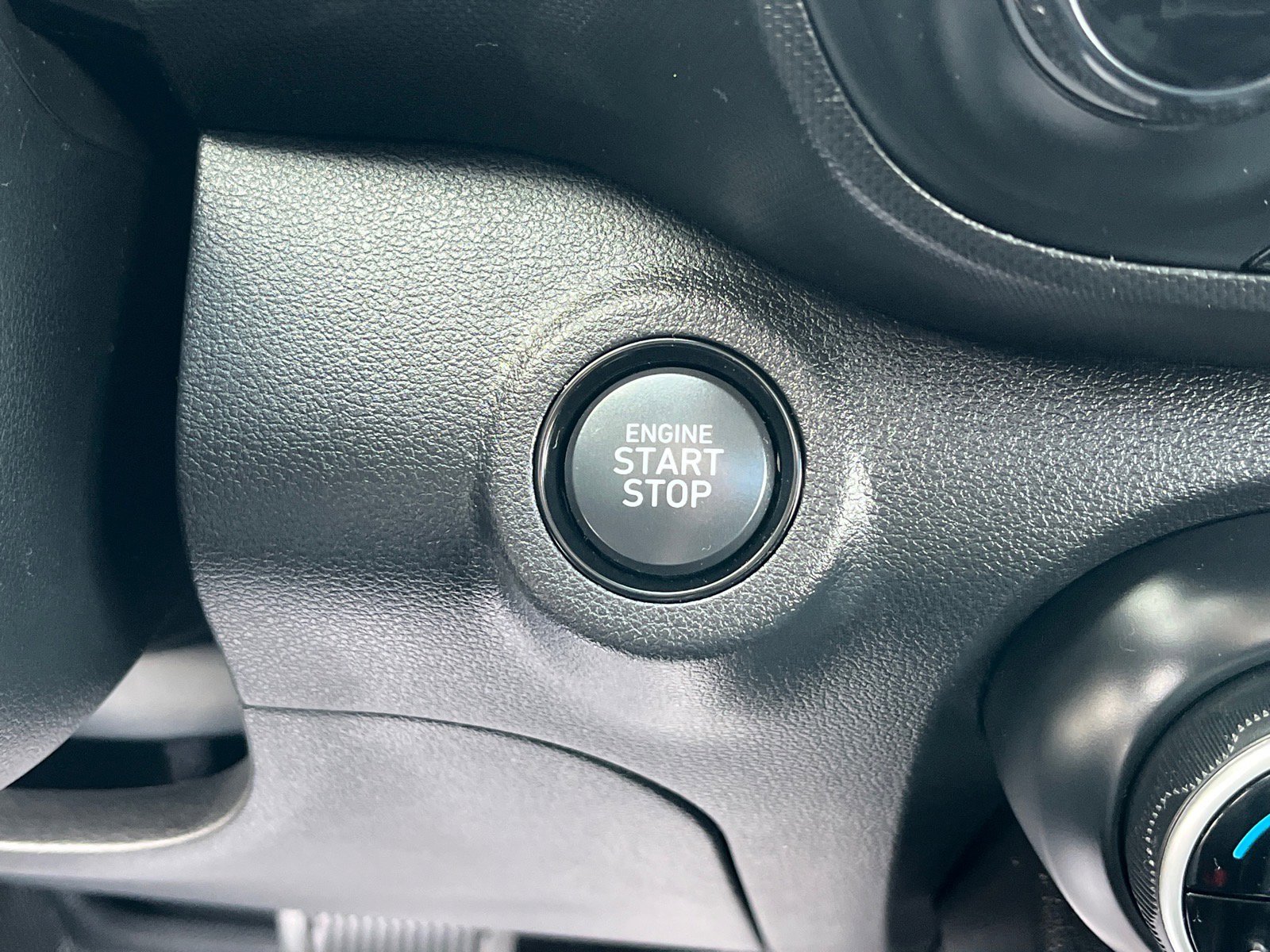 Used 2025 Hyundai Venue SEL FWD image 9