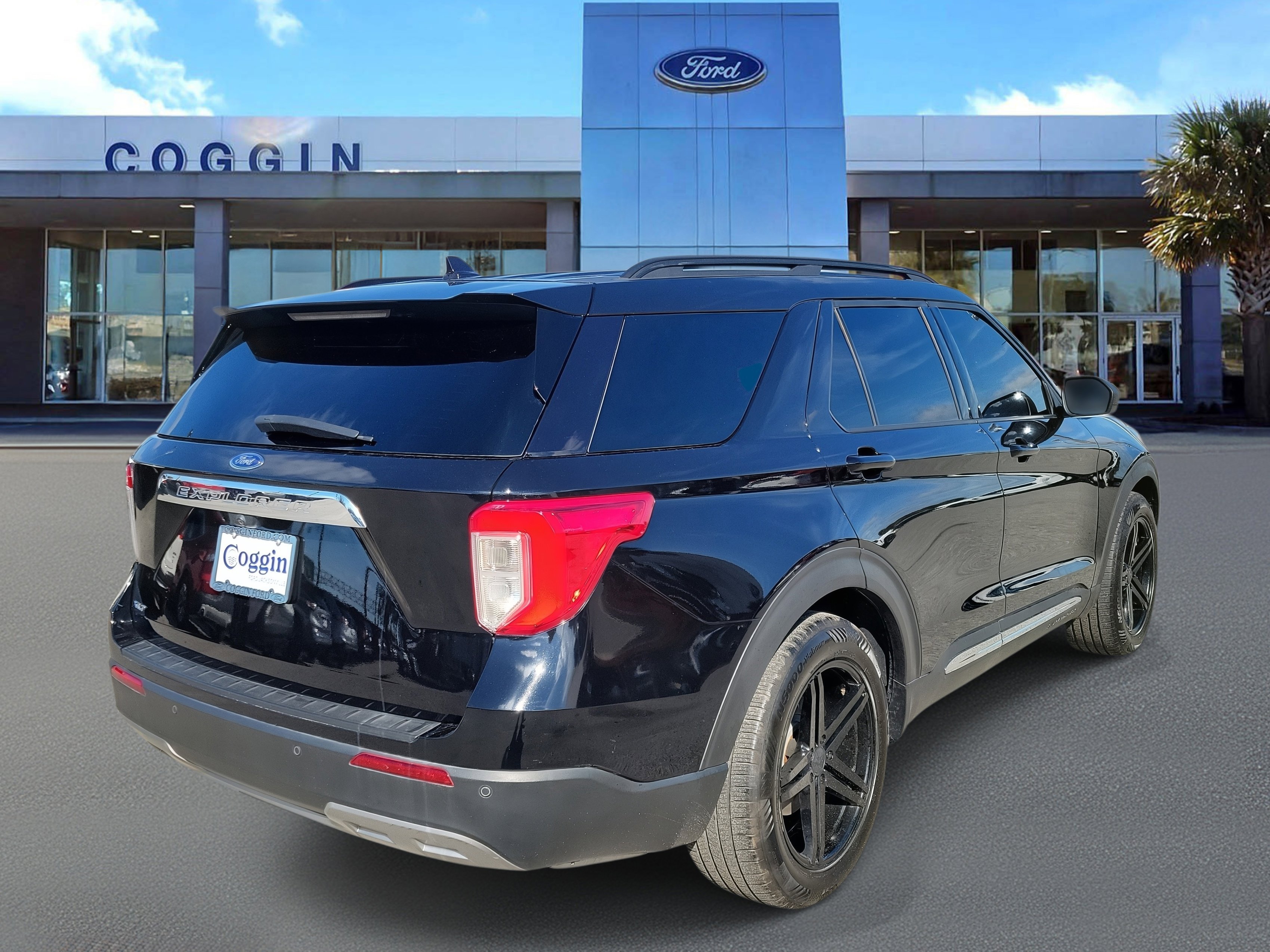 Certified 2021 Ford Explorer XLT w/ Equipment Group 202A image 3