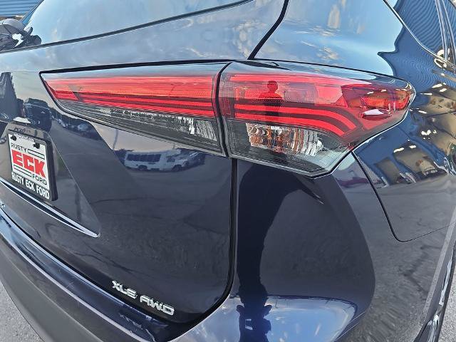 Used 2022 Toyota Highlander XLE AWD/4WD image 34