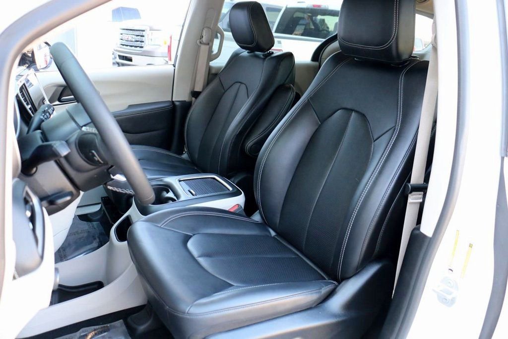 Used 2024 Chrysler Pacifica Select image 22