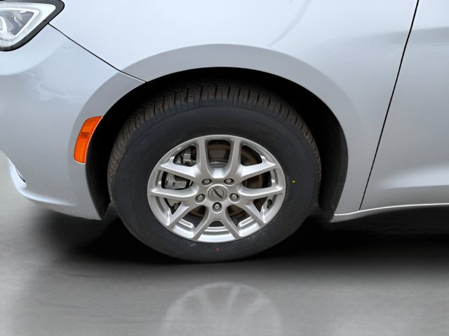 Used 2024 Chrysler Pacifica Touring-L FWD image 28