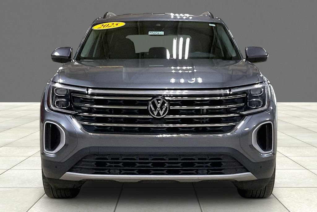 Used 2025 Volkswagen Atlas SE AWD/4WD image 3
