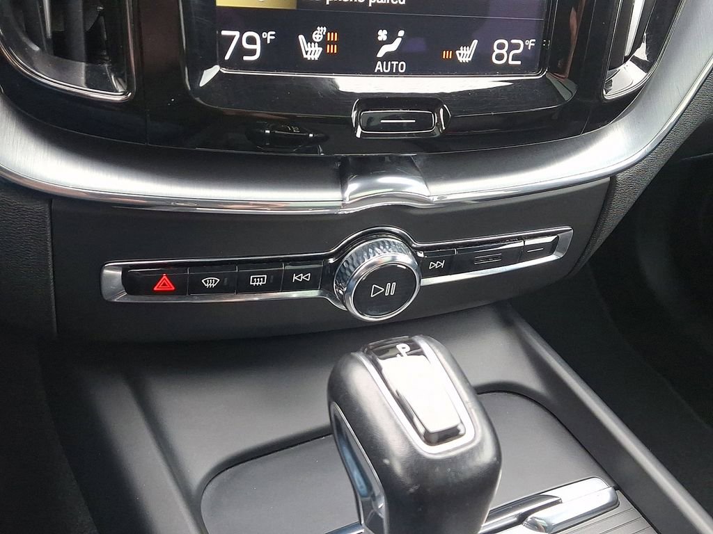 Used 2018 Volvo XC60 T5 Momentum w/ Vision Package AWD/4WD image 16