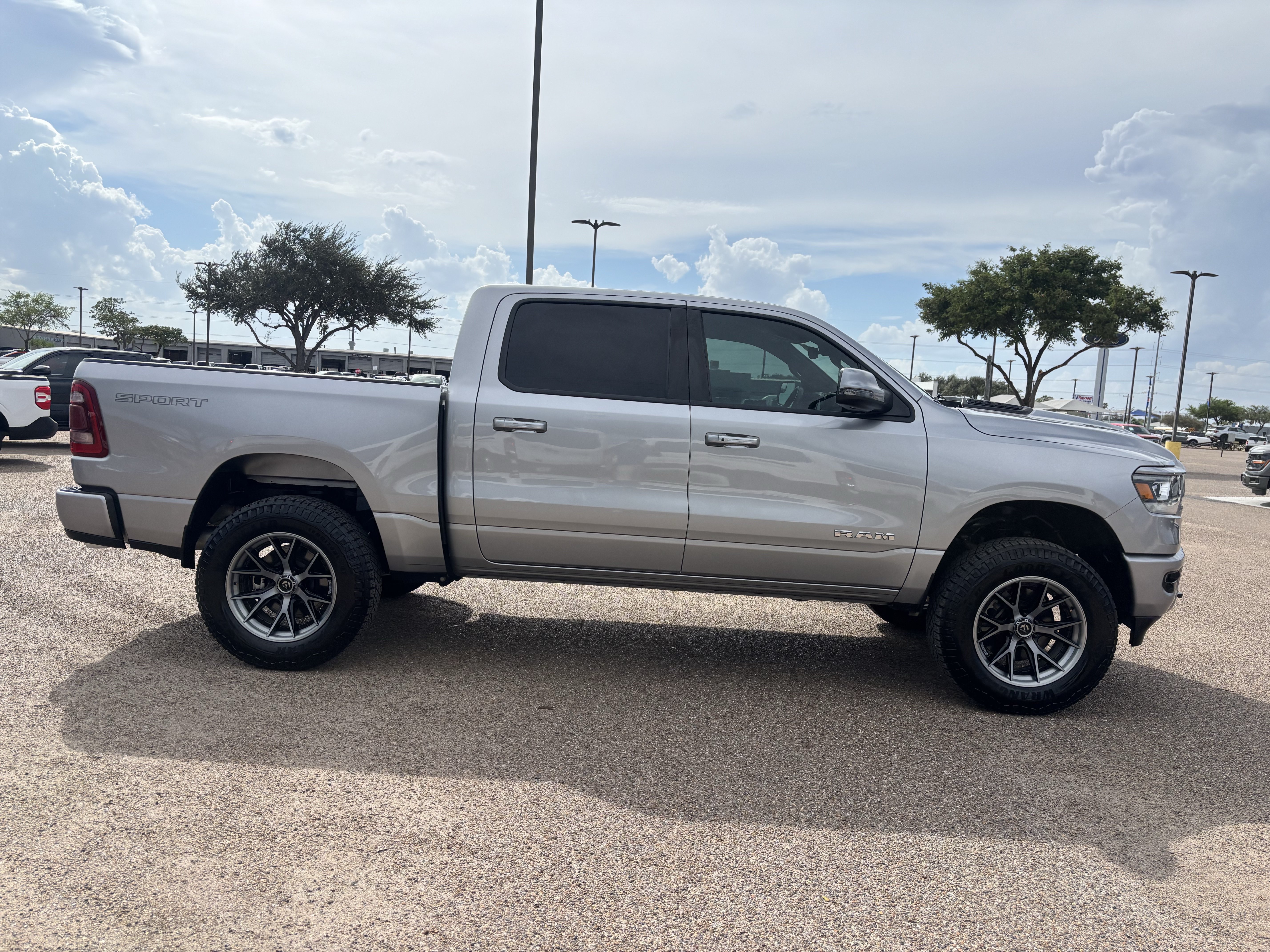 Used 2023 RAM 1500 Laramie AWD/4WD image 4