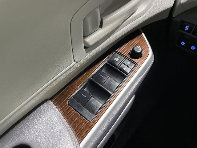 Used 2021 Toyota Sienna LE w/ LE Plus Package image 29