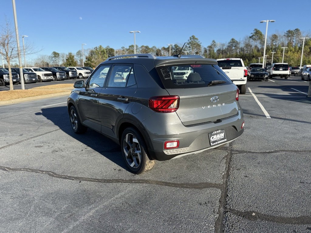 Used 2025 Hyundai Venue SEL image 3