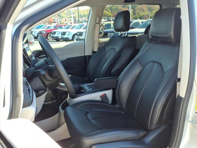 Used 2024 Chrysler Pacifica Touring-L image 5