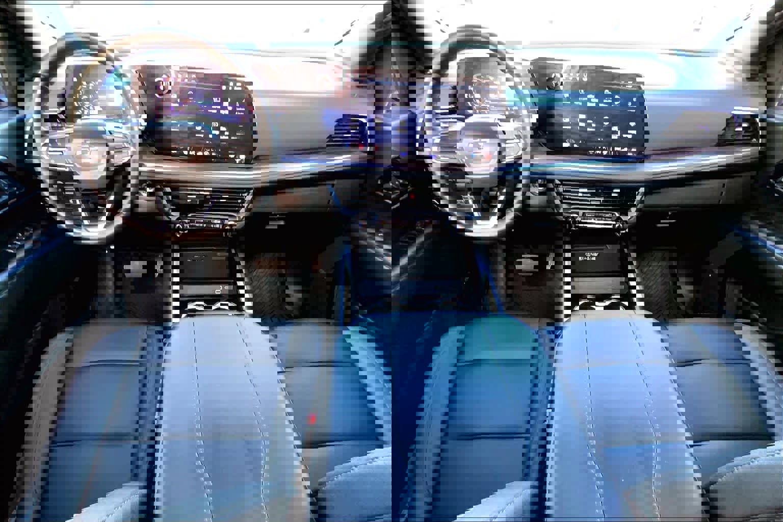 Used 2025 Chevrolet Suburban Z71 w/ Comfort Package image 13