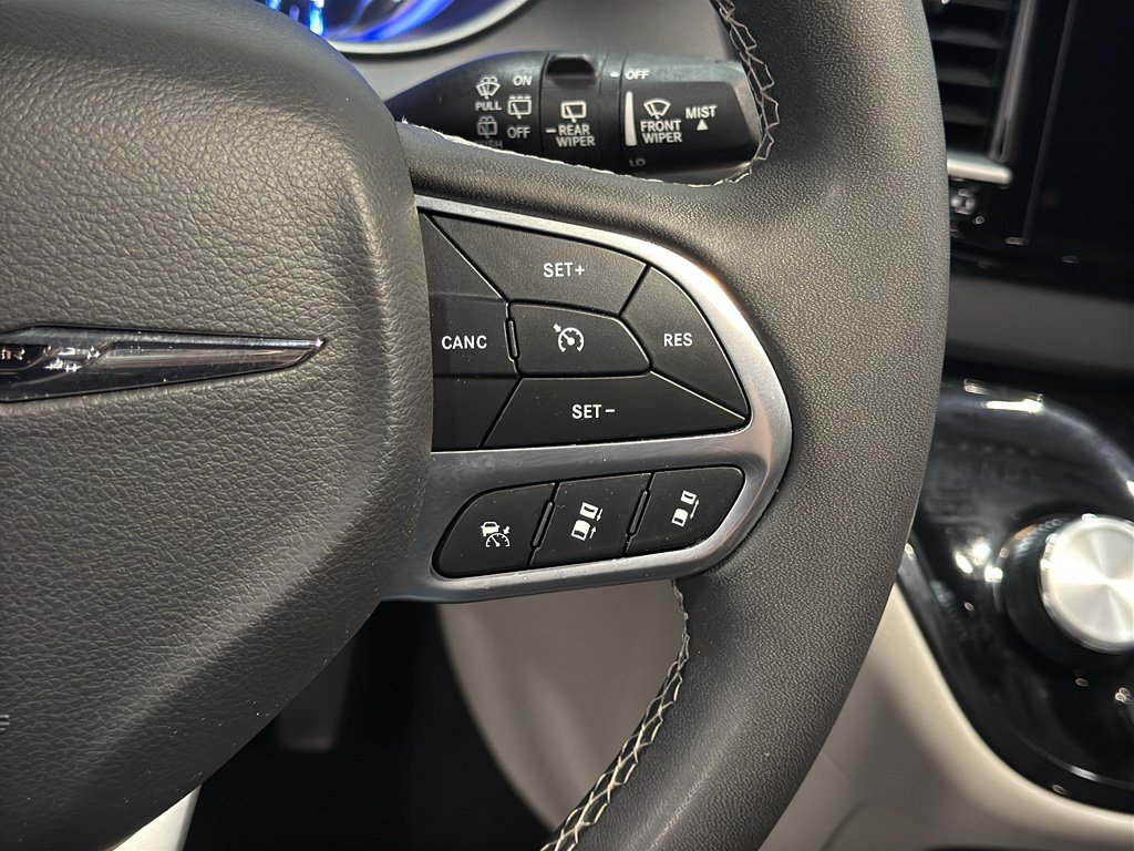 Used 2023 Chrysler Pacifica Touring-L image 13