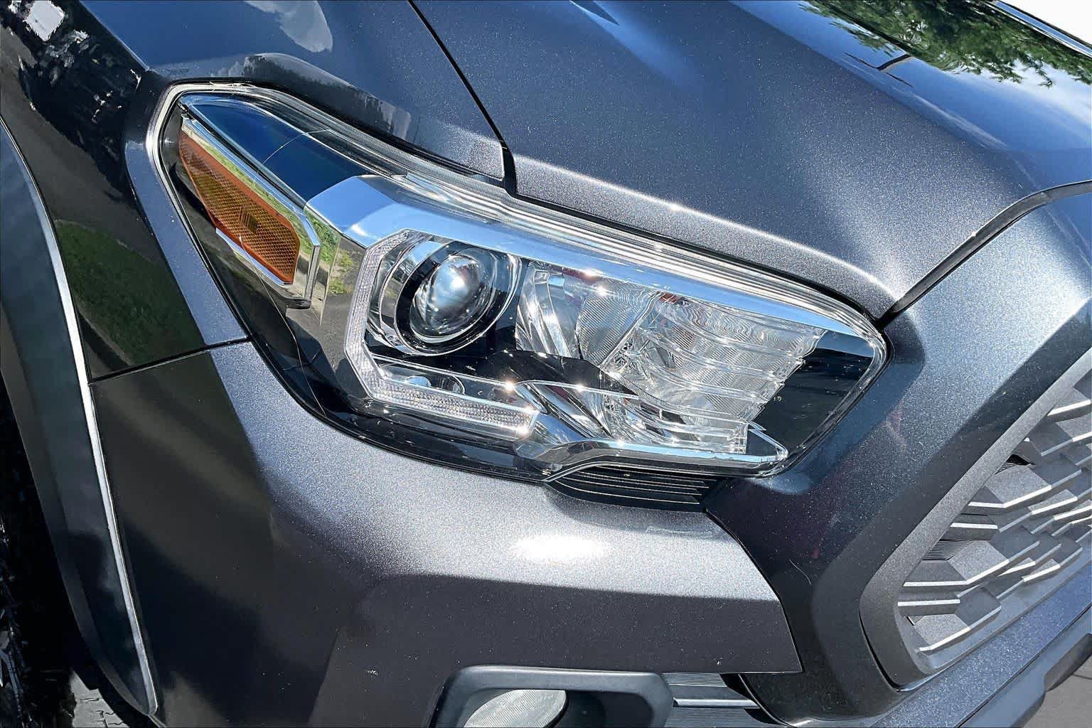 Used 2021 Toyota Tacoma TRD Off-Road w/ Technology Package AWD/4WD image 26
