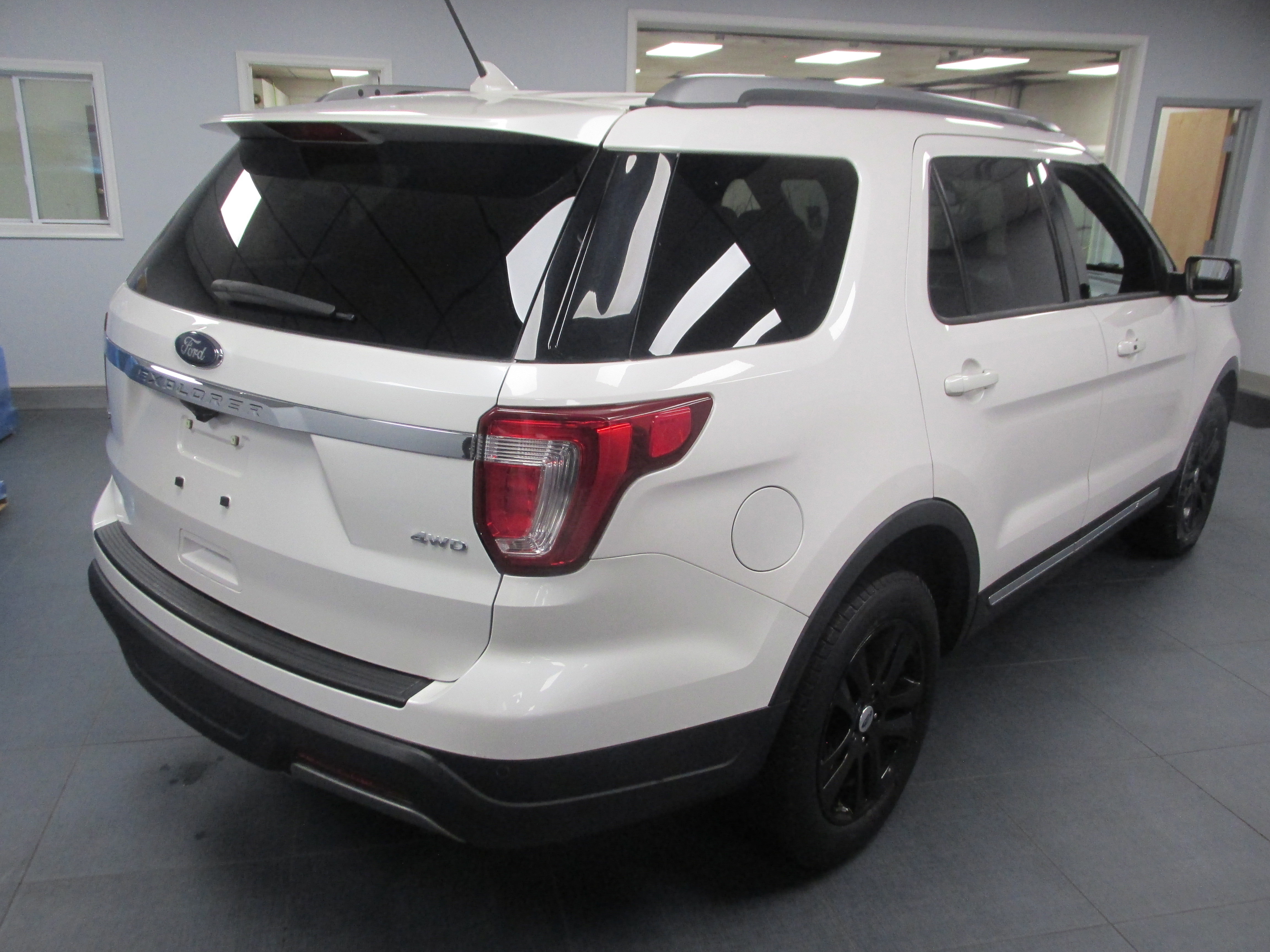 Certified 2019 Ford Explorer XLT w/ Equipment Group 201A image 3