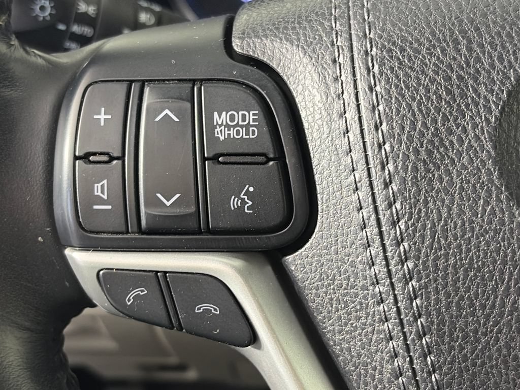 Used 2018 Toyota Highlander Plus w/ Carpet Mat Package (TMS) AWD/4WD image 17
