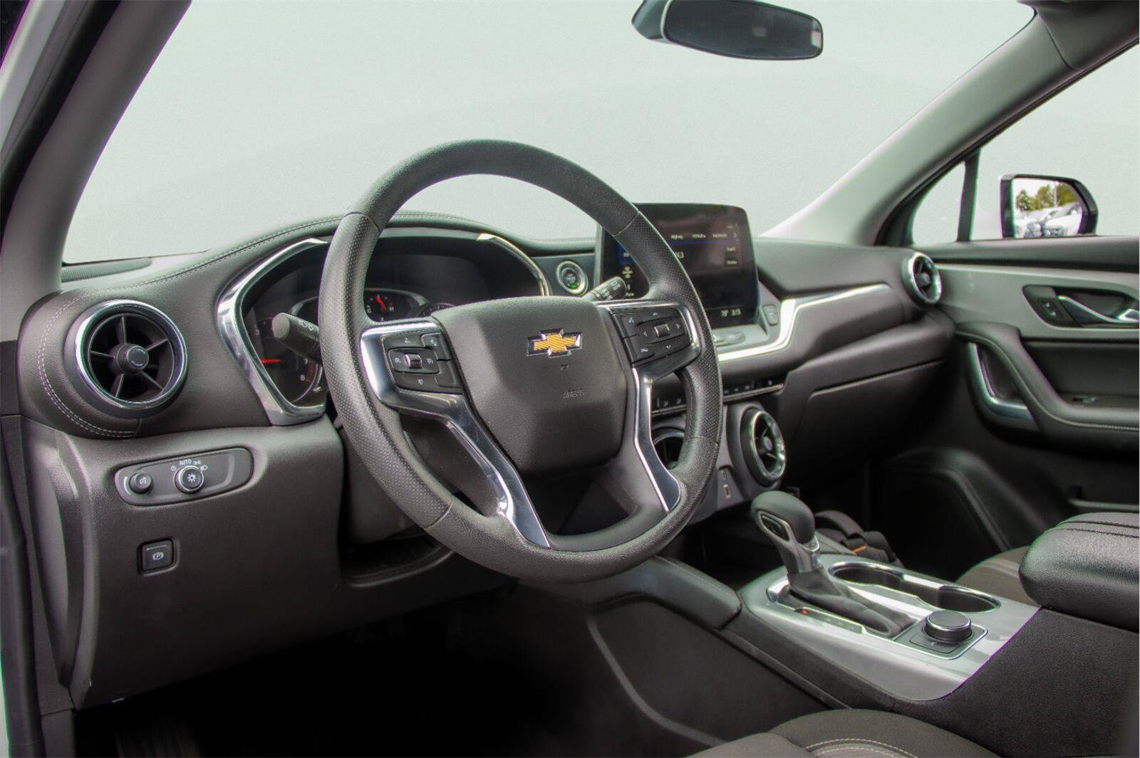 Used 2025 Chevrolet Blazer LT FWD image 6