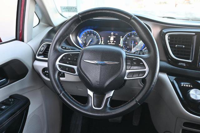 Used 2017 Chrysler Pacifica Touring-L Plus image 32
