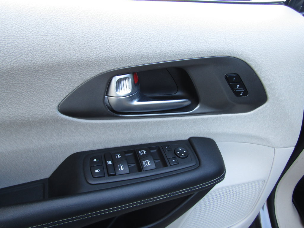 Used 2023 Chrysler Pacifica Touring-L FWD image 23