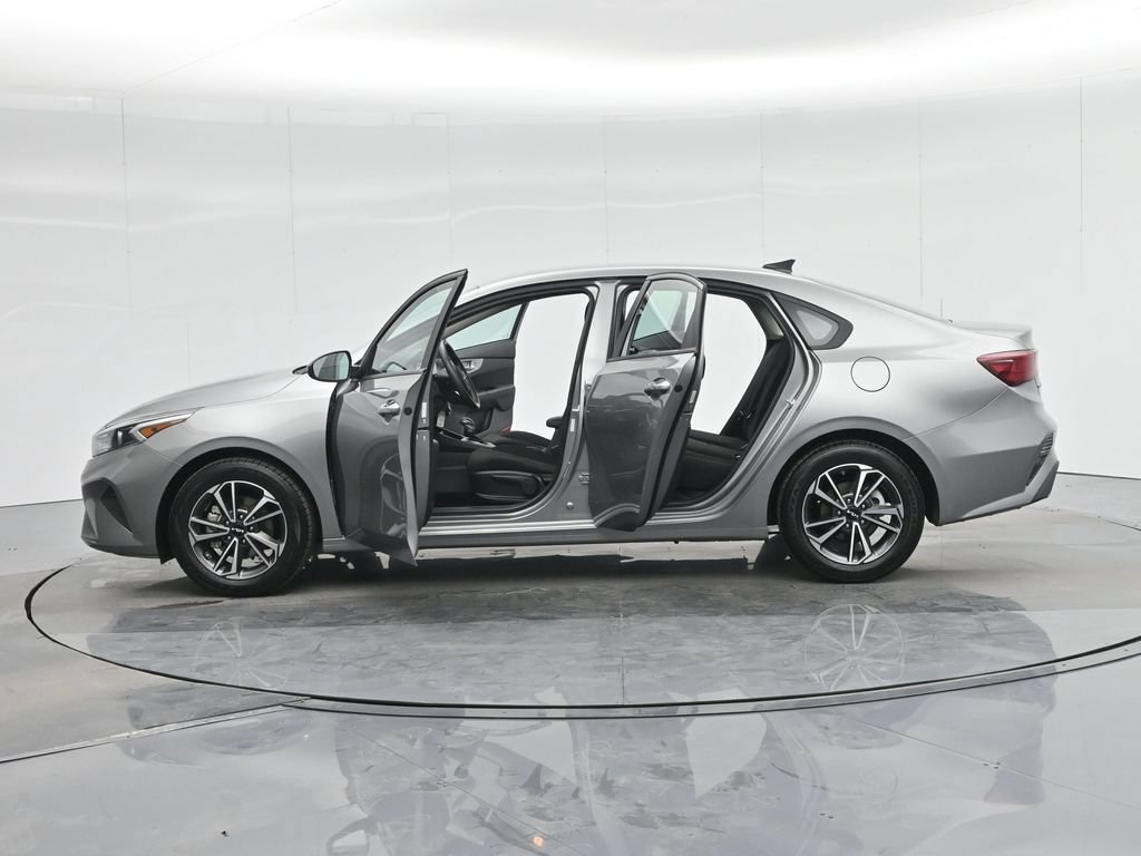 Used 2022 Kia Forte LXS FWD image 5
