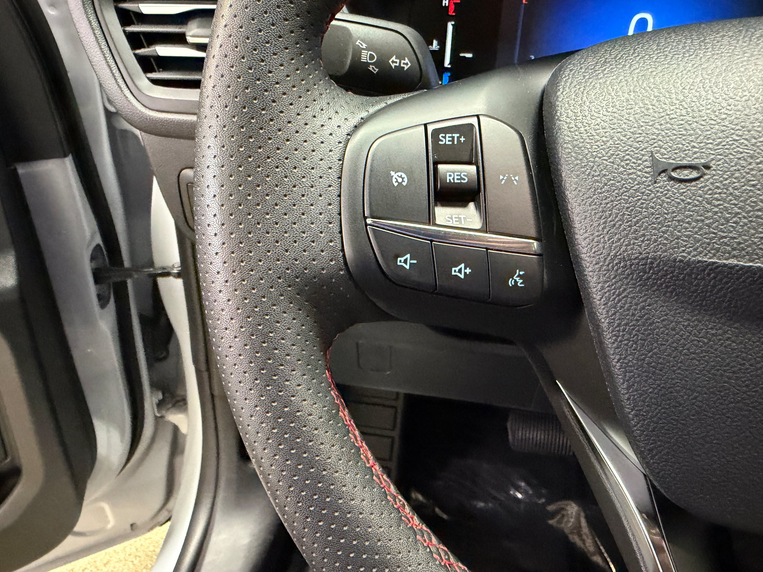 Certified 2025 Ford Escape ST-Line Select AWD/4WD image 17