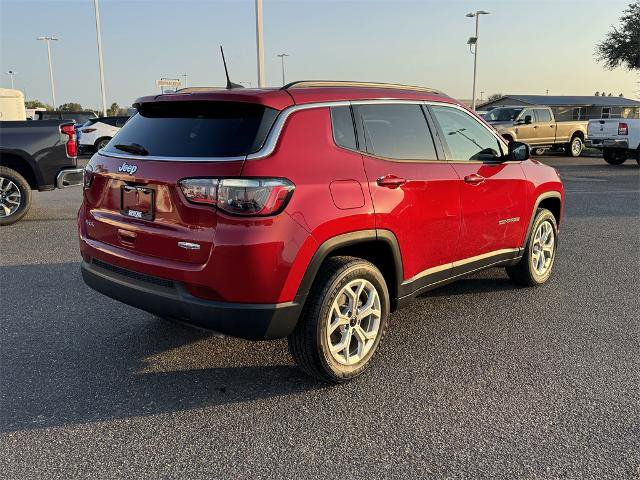 Used 2025 Jeep Compass Latitude image 3