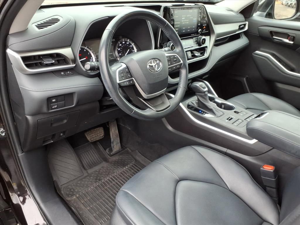 Used 2022 Toyota Highlander XLE image 8