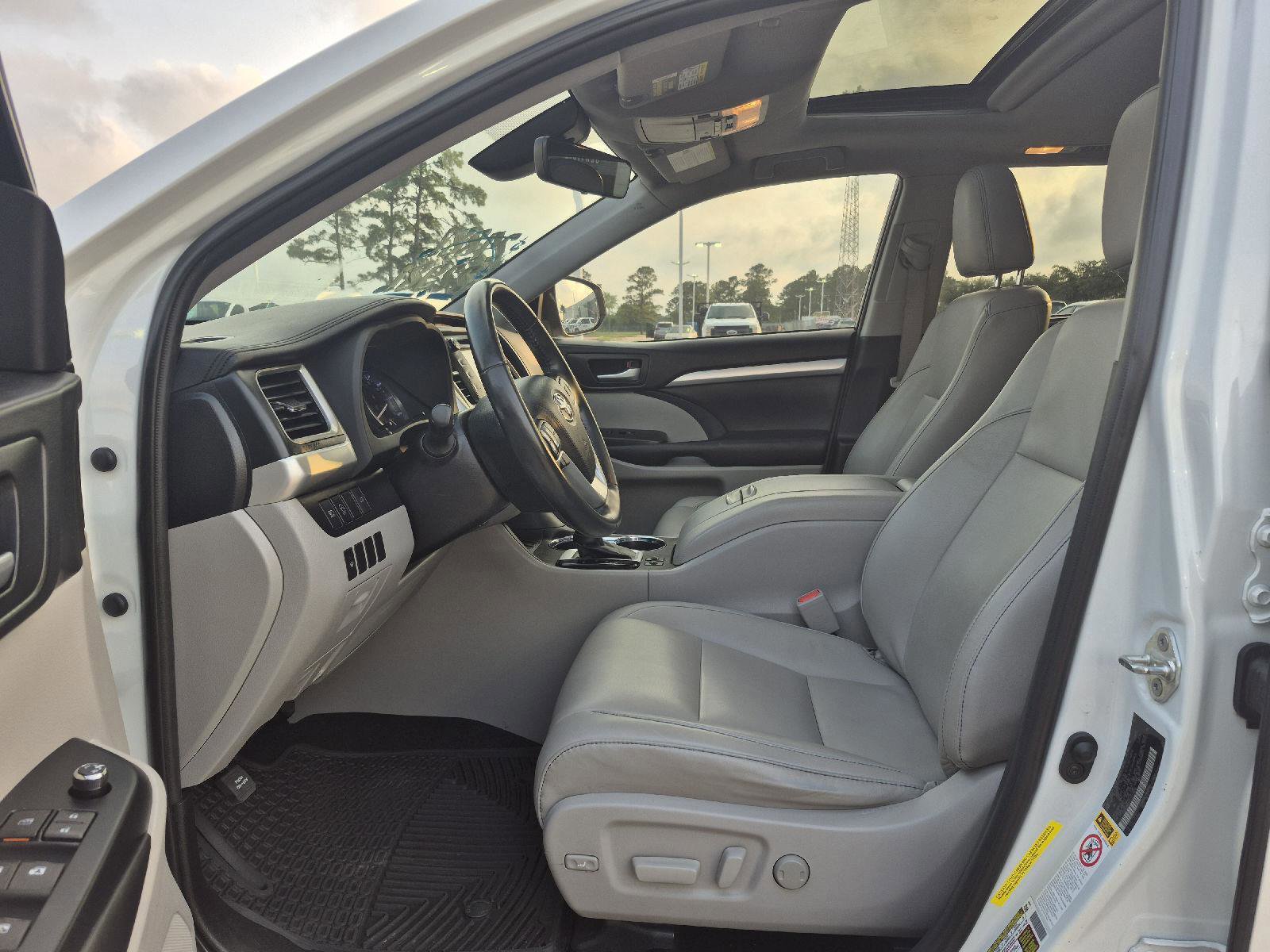 Used 2019 Toyota Highlander XLE FWD image 7