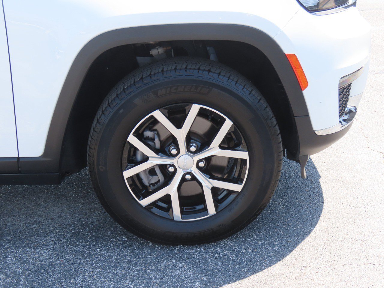 Used 2024 Jeep Grand Cherokee L Limited RWD image 7