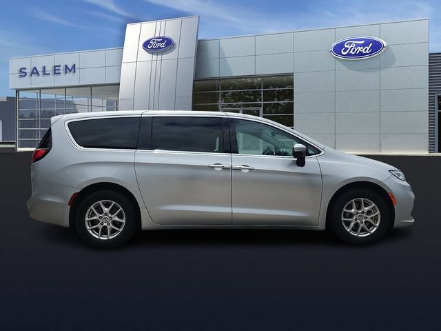 Used 2023 Chrysler Pacifica Touring-L FWD image 2