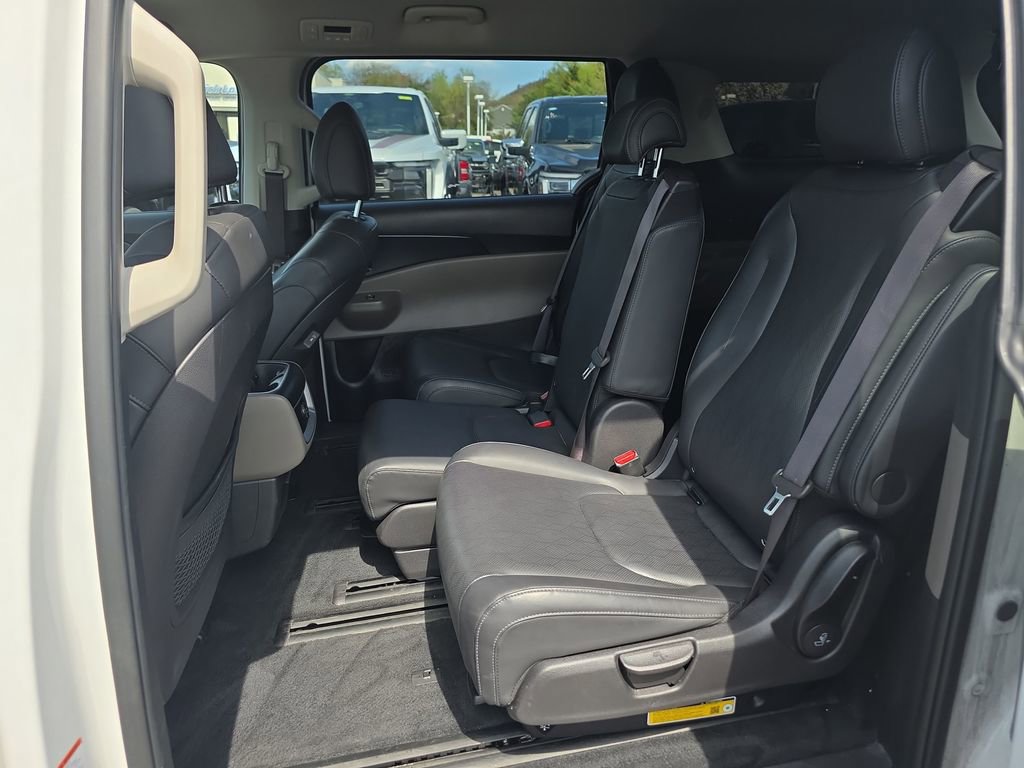 Used 2025 Kia Carnival FWD image 16