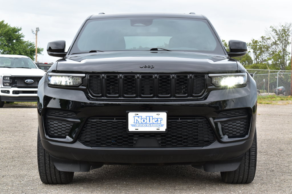 Used 2023 Jeep Grand Cherokee Altitude AWD/4WD image 2