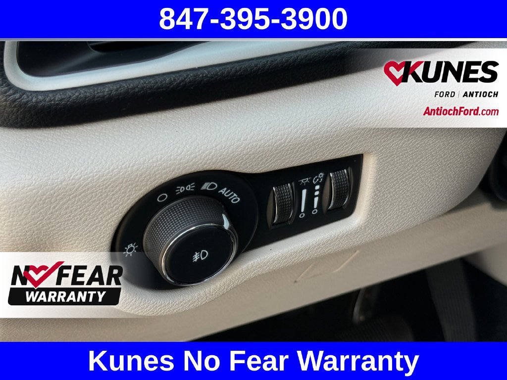 Used 2023 Chrysler Pacifica Touring-L FWD image 19