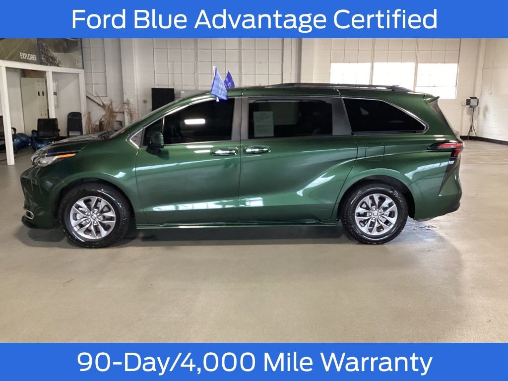 Used 2023 Toyota Sienna XLE image 3