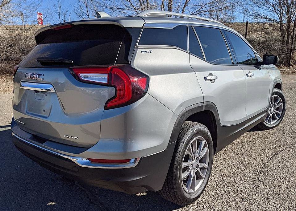 Used 2024 GMC Terrain SLT image 3