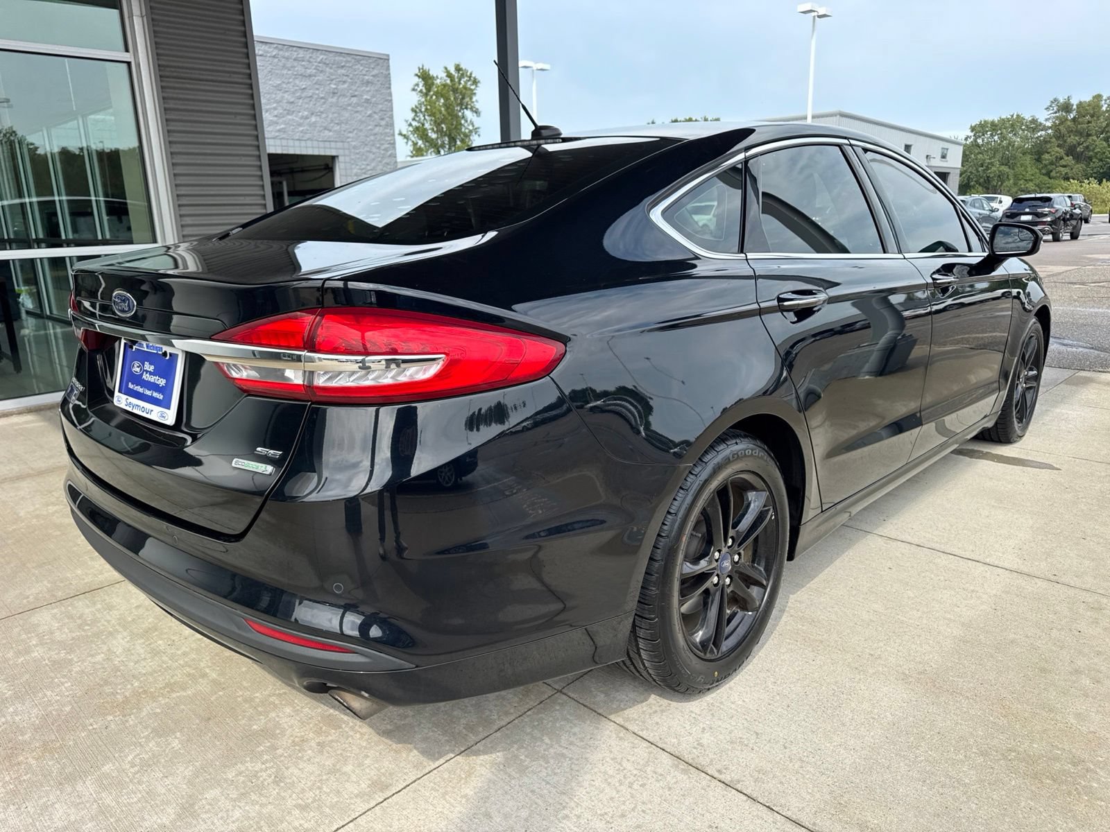 Certified 2018 Ford Fusion SE w/ Fusion SE Technology Package FWD image 8