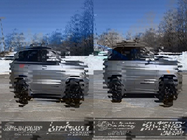 Used 2017 Jeep Grand Cherokee Altitude image 11