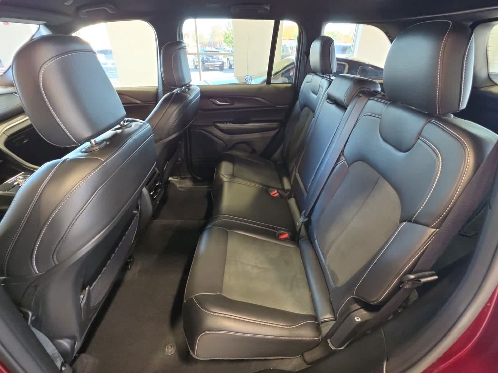 Used 2025 Jeep Grand Cherokee Altitude AWD/4WD image 32