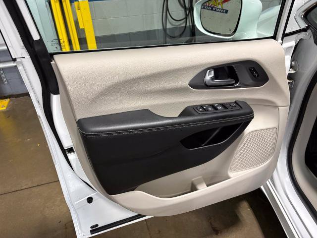 Used 2022 Chrysler Pacifica Touring-L FWD image 22